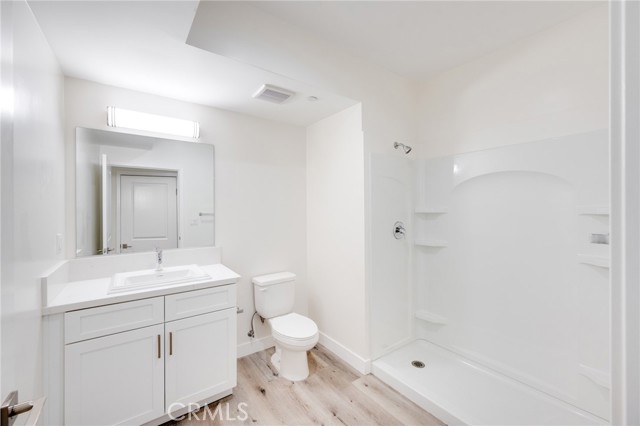 Detail Gallery Image 12 of 19 For 14526 Hartland St #106,  Van Nuys,  CA 91405 - 2 Beds | 2 Baths