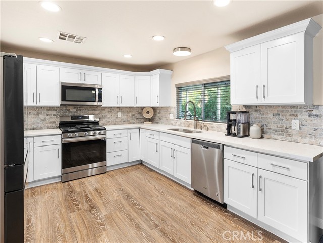 Detail Gallery Image 3 of 34 For 22615 via Santana, Nuevo,  CA 92567 - 3 Beds | 2 Baths