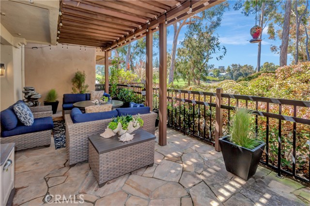 Detail Gallery Image 4 of 37 For 515 Bay Hill Dr, Newport Beach,  CA 92660 - 2 Beds | 2/1 Baths