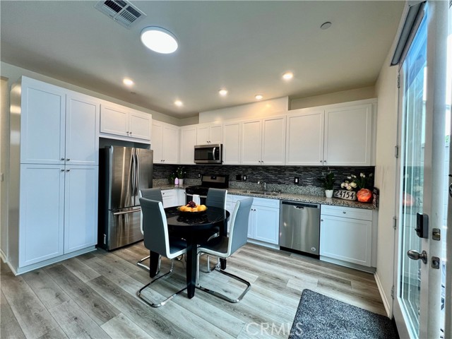 Detail Gallery Image 8 of 23 For 24754 5th St, San Bernardino,  CA 92410 - 4 Beds | 3 Baths