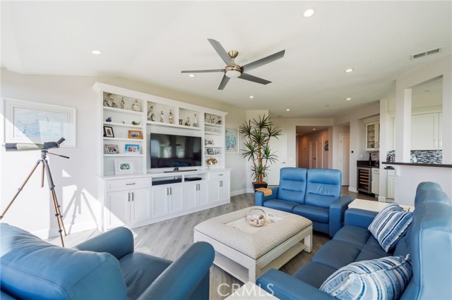 Detail Gallery Image 6 of 59 For 230 Lille Lane #113,  Newport Beach,  CA 92663 - 3 Beds | 3 Baths