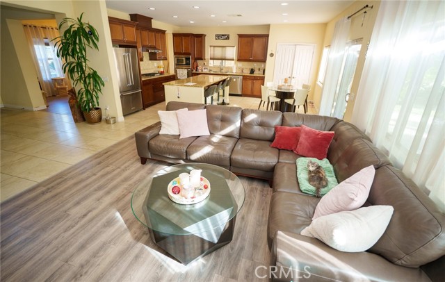 Detail Gallery Image 10 of 20 For 27462 English Ivy Ln, Canyon Country,  CA 91387 - 5 Beds | 3 Baths