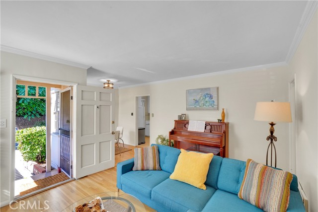 Detail Gallery Image 4 of 32 For 4270 Troost, Studio City,  CA 91604 - 2 Beds | 1 Baths
