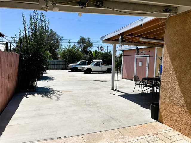 150 E 95th Street, Los Angeles CA: https://media.crmls.org/medias/41359319-d317-4aee-abb0-565713fcaf43.jpg