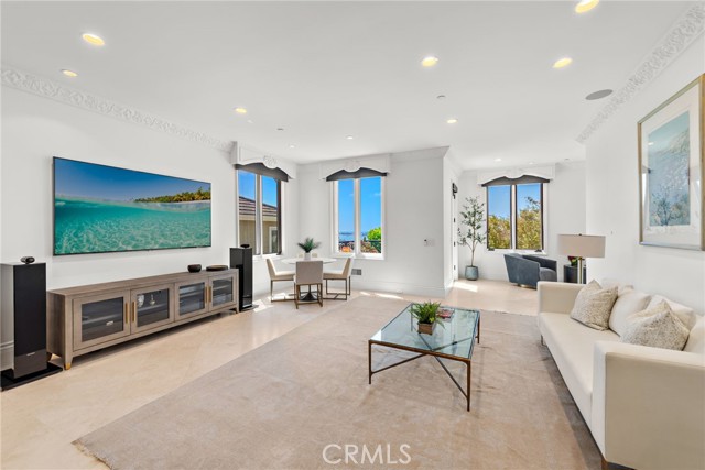 Detail Gallery Image 16 of 75 For 530 Kings Rd, Newport Beach,  CA 92663 - 5 Beds | 4/3 Baths
