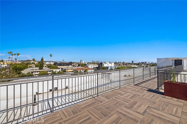 Detail Gallery Image 9 of 19 For 5820 La Mirada Ave #304,  Hollywood,  CA 90038 - 3 Beds | 2 Baths