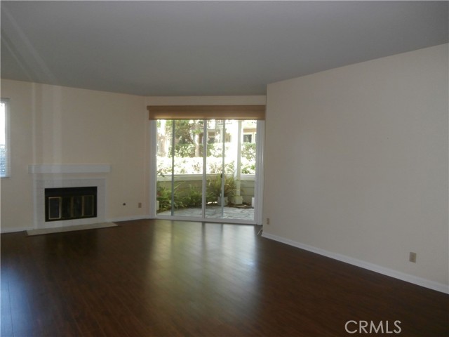 Detail Gallery Image 3 of 22 For 19351 Seahorse Ln #103,  Huntington Beach,  CA 92648 - 2 Beds | 2 Baths