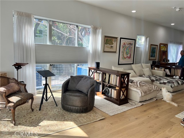 Detail Gallery Image 5 of 14 For 1200 N Sweetzer Ave #2,  West Hollywood,  CA 90069 - 3 Beds | 2/1 Baths