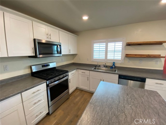 Detail Gallery Image 6 of 13 For 492 Jasmine, Perris,  CA 92570 - 3 Beds | 2/1 Baths
