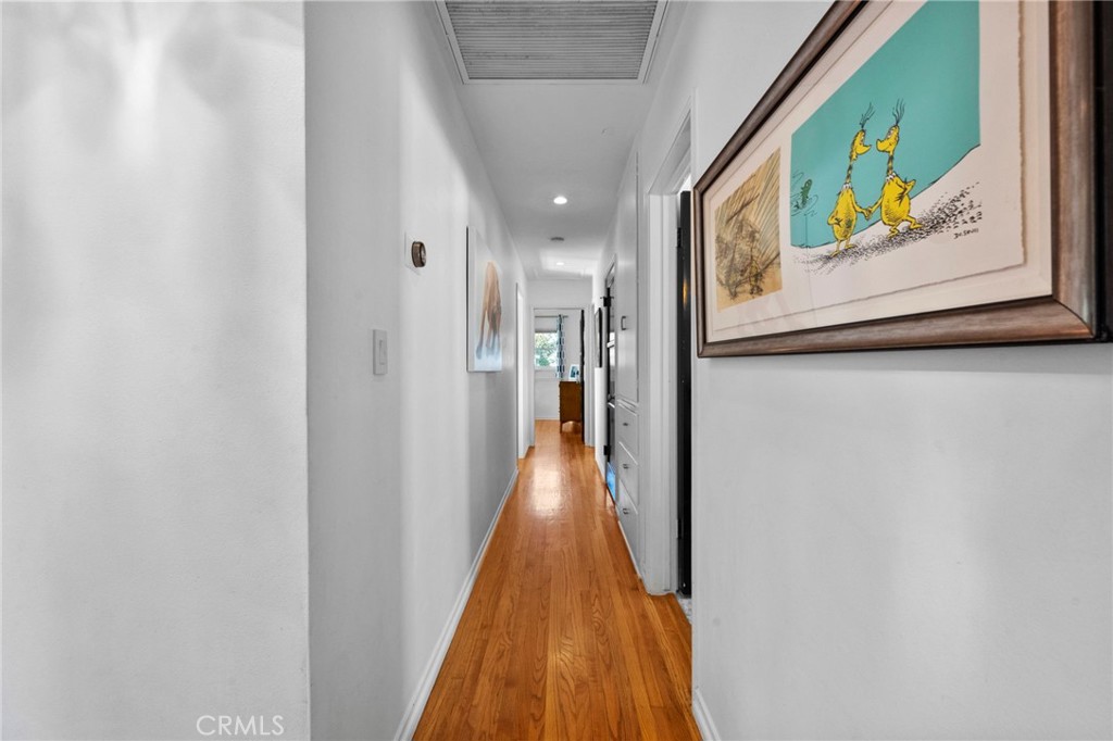 https://media.crmls.org/medias/414a294e-d8d0-4517-84a6-9fb9bb7d9a61.jpg?preset=X-Large