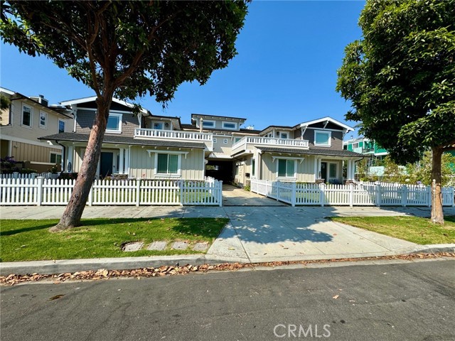 Detail Gallery Image 3 of 75 For 804 N Irena Ave #B,  Redondo Beach,  CA 90277 - 3 Beds | 2/1 Baths