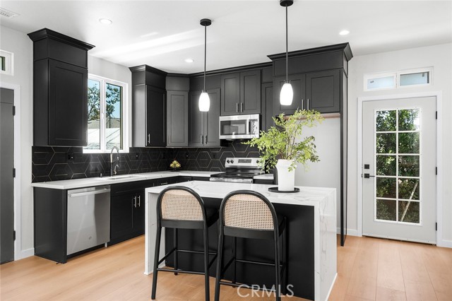 765 E Silva Street, Long Beach CA: https://media.crmls.org/medias/4154332c-9120-4df6-af86-188df75cb65e.jpg