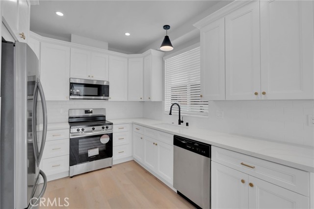 617 E Walnut Avenue, Monrovia CA: https://media.crmls.org/medias/4154a292-f42a-41bb-9644-220016a99edd.jpg