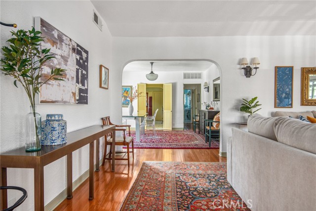 Detail Gallery Image 7 of 38 For 8246 4th St, Los Angeles,  CA 90048 - 2 Beds | 2 Baths