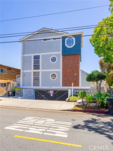 Detail Gallery Image 1 of 38 For 1706 Grismer Ave #211,  Burbank,  CA 91504 - 2 Beds | 3 Baths