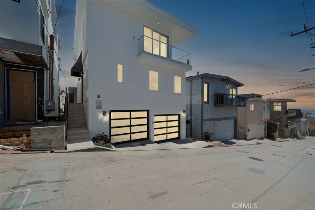 210 El Porto Street