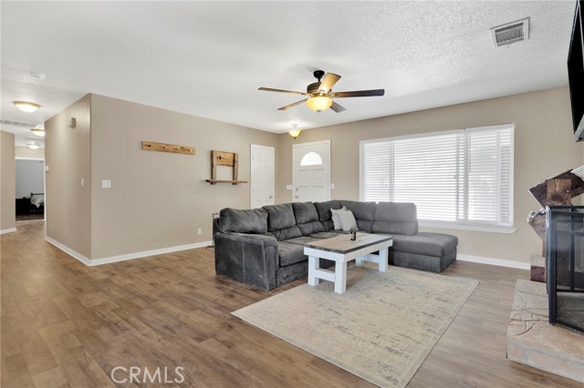 Detail Gallery Image 8 of 57 For 16783 Mission, Hesperia,  CA 92345 - 4 Beds | 3 Baths