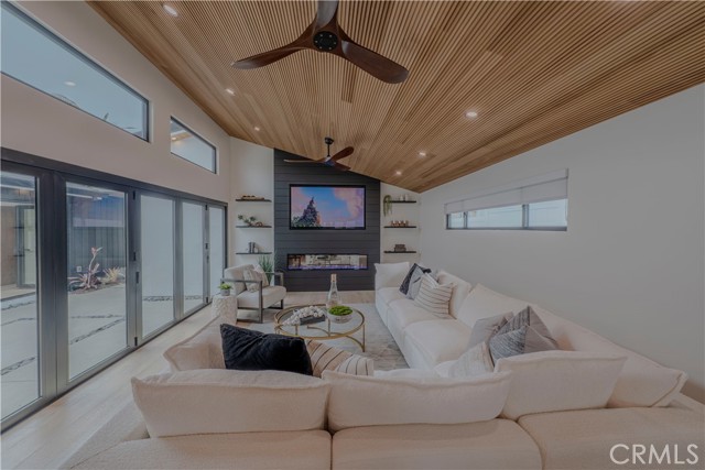 9141 Aloha Drive, Huntington Beach CA: https://media.crmls.org/medias/415bc8b2-a40d-46e9-aeac-ad8a12f2d972.jpg