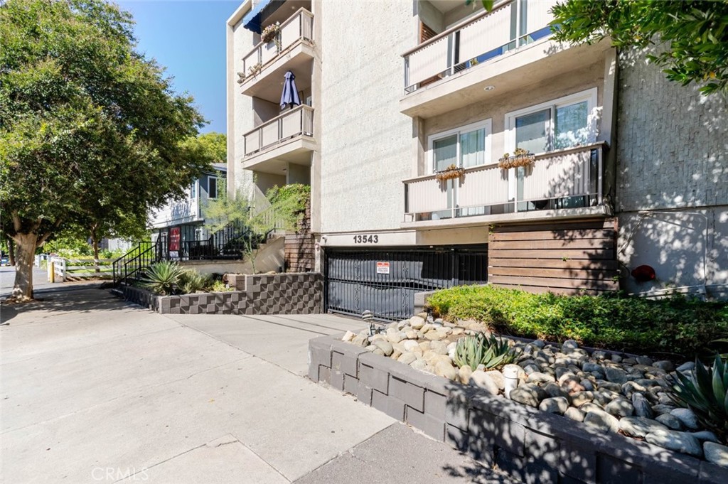 13543 Moorpark Street #7