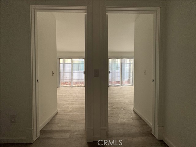 Detail Gallery Image 13 of 22 For 19351 Strathern, Reseda,  CA 91335 - 4 Beds | 2 Baths