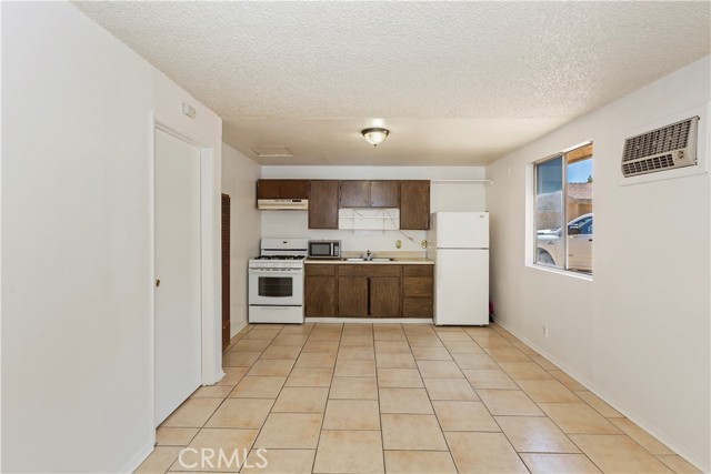 7486 Earhart Avenue, Hesperia CA: https://media.crmls.org/medias/4161a35e-23bc-4878-94a2-5bd96f9f0698.jpg