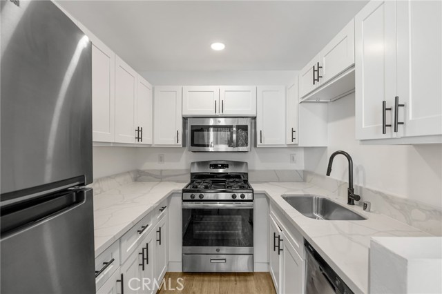 Detail Gallery Image 18 of 22 For 4406 Cahuenga Bld, Toluca Lake,  CA 91602 - – Beds | – Baths