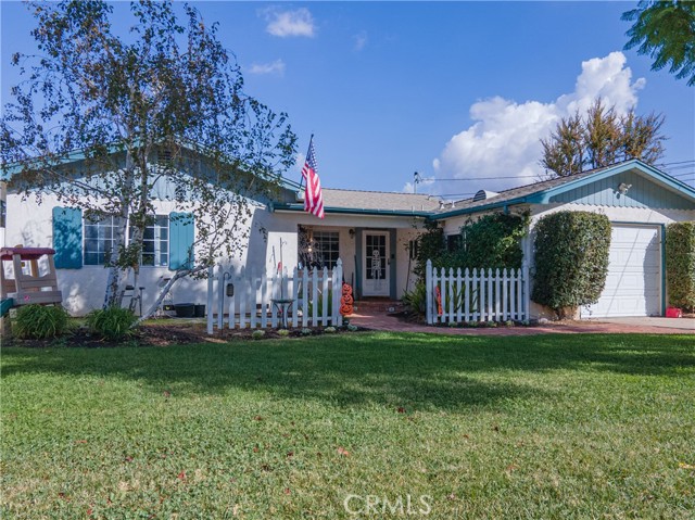 Detail Gallery Image 1 of 44 For 825 W Olive St, Corona,  CA 92882 - 3 Beds | 2 Baths