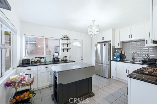 Detail Gallery Image 8 of 35 For 307 S Locust Ave, Compton,  CA 90221 - 4 Beds | 2 Baths