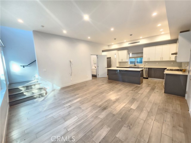 Detail Gallery Image 5 of 29 For 6848 Encino, Encino,  CA 91406 - 3 Beds | 3 Baths