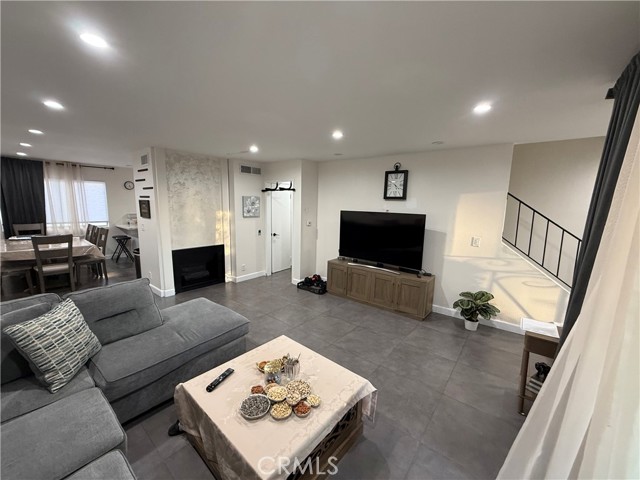 Detail Gallery Image 3 of 19 For 9702 via Roma, Burbank,  CA 91504 - 2 Beds | 3 Baths