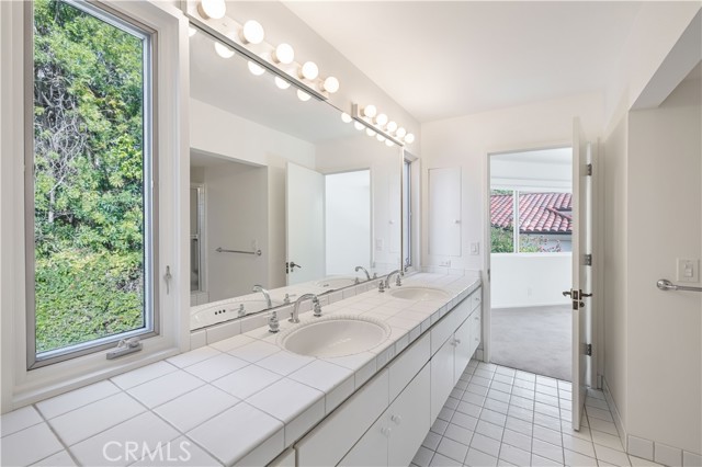 2 Inverness Lane, Newport Beach CA: https://media.crmls.org/medias/41697c9f-15b1-4c21-9d62-400f7b101065.jpg