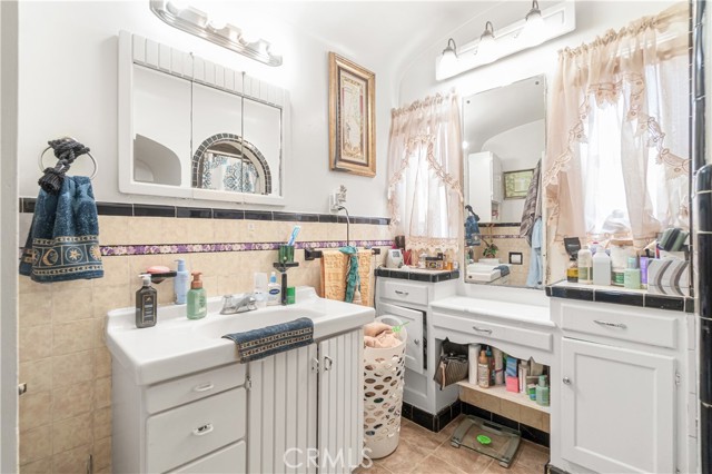 8020 Mckinley Avenue, South Gate CA: https://media.crmls.org/medias/4169ec1a-a9ba-4d4a-950e-9e1f3fc92e09.jpg