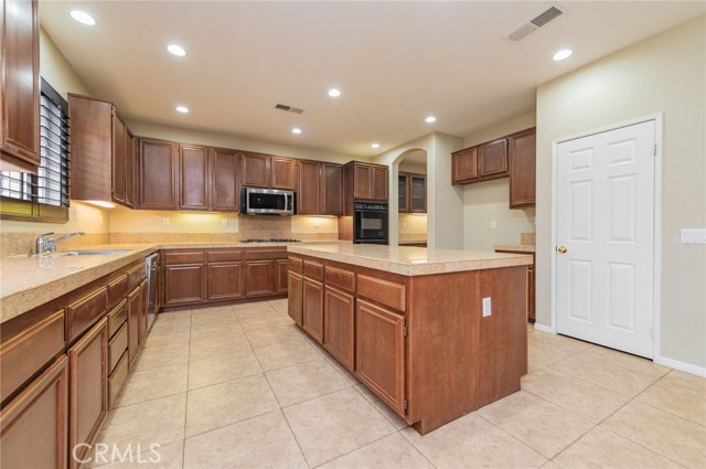 Detail Gallery Image 10 of 38 For 6221 Ruby Crest Way, Jurupa Valley,  CA 91752 - 4 Beds | 3 Baths