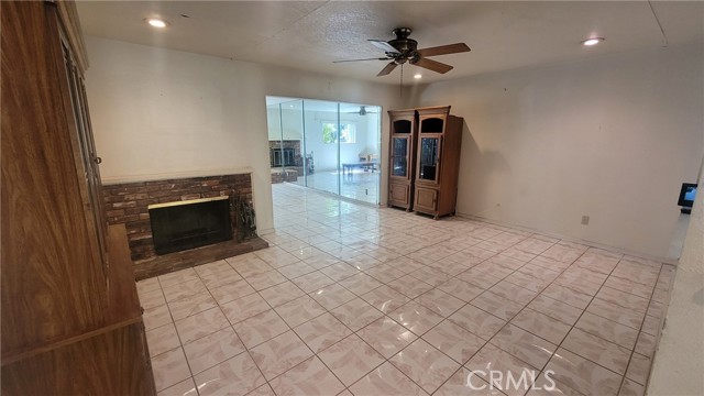 1100 E 215th Place, Carson CA: https://media.crmls.org/medias/416e2d0e-a193-4cd4-9875-51ed00f8c96d.jpg