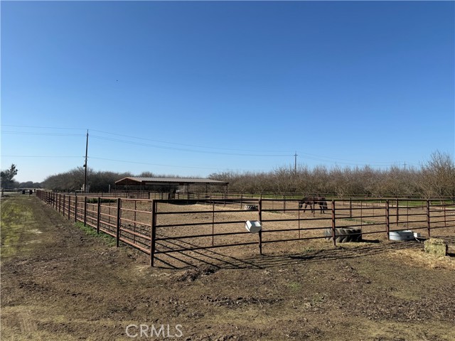 Detail Gallery Image 4 of 70 For 25565 Road 13, Chowchilla,  CA 93610 - 4 Beds | 3 Baths