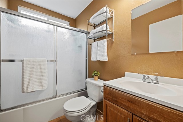 Detail Gallery Image 25 of 32 For 28004 Lakehurst Ave, Canyon Country,  CA 91351 - 4 Beds | 2 Baths
