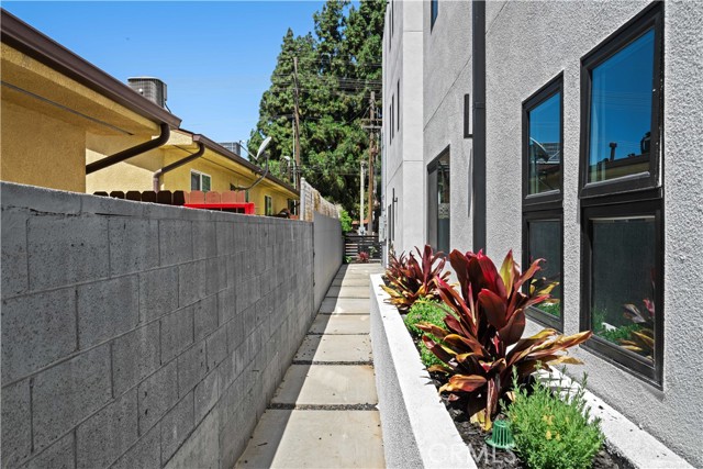 6704 1/2 Kester Avenue, Van Nuys CA: https://media.crmls.org/medias/417719bd-fdac-45c6-bcd8-91371941dab9.jpg