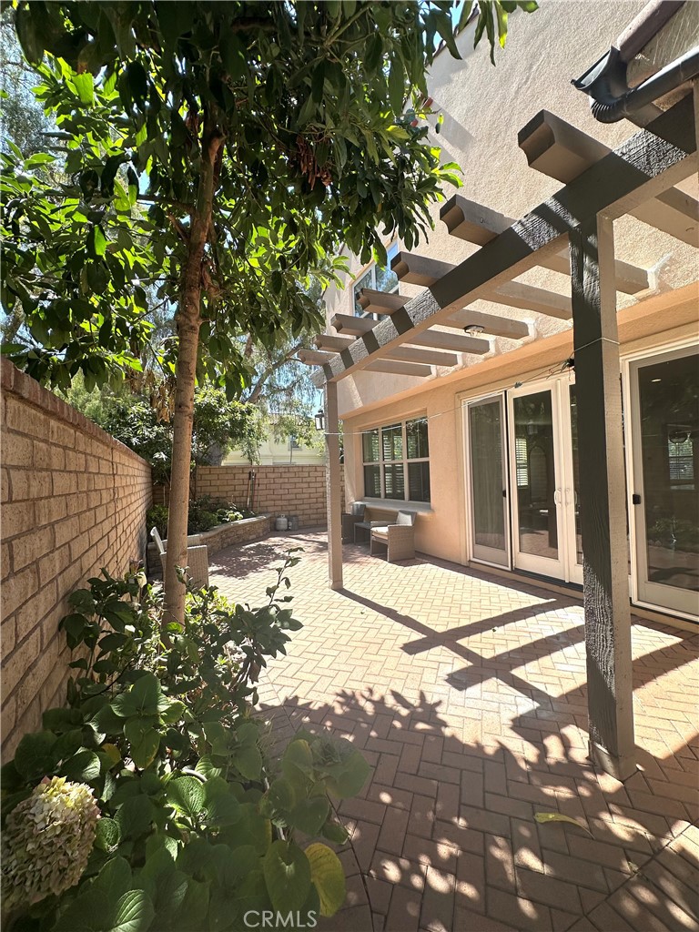 https://media.crmls.org/medias/417b1ba6-4676-4d64-a013-3dc0e5374c01.jpg?preset=X-Large