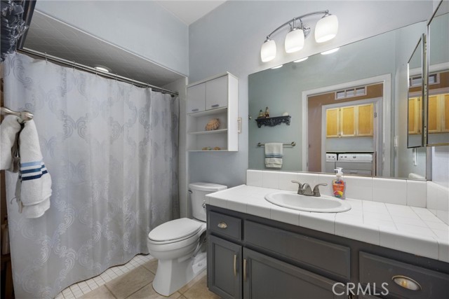 5510 Edge Water Court, Bakersfield CA: https://media.crmls.org/medias/417c4271-5fcc-40f5-a0ff-bfb44337e091.jpg