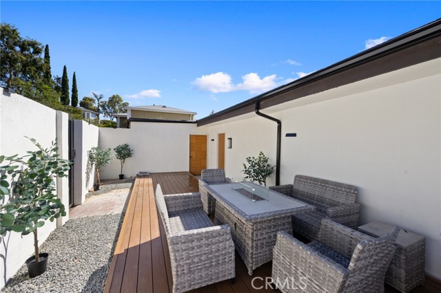 3233 Tareco Drive, Los Angeles CA: https://media.crmls.org/medias/417c72c3-45b6-480e-8922-c05b7e5f6cb7.jpg