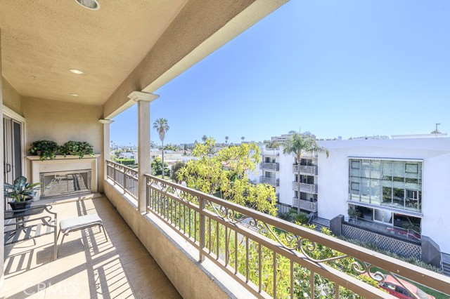 Detail Gallery Image 7 of 39 For 432 S Willaman Dr #402,  Los Angeles,  CA 90048 - 3 Beds | 3 Baths