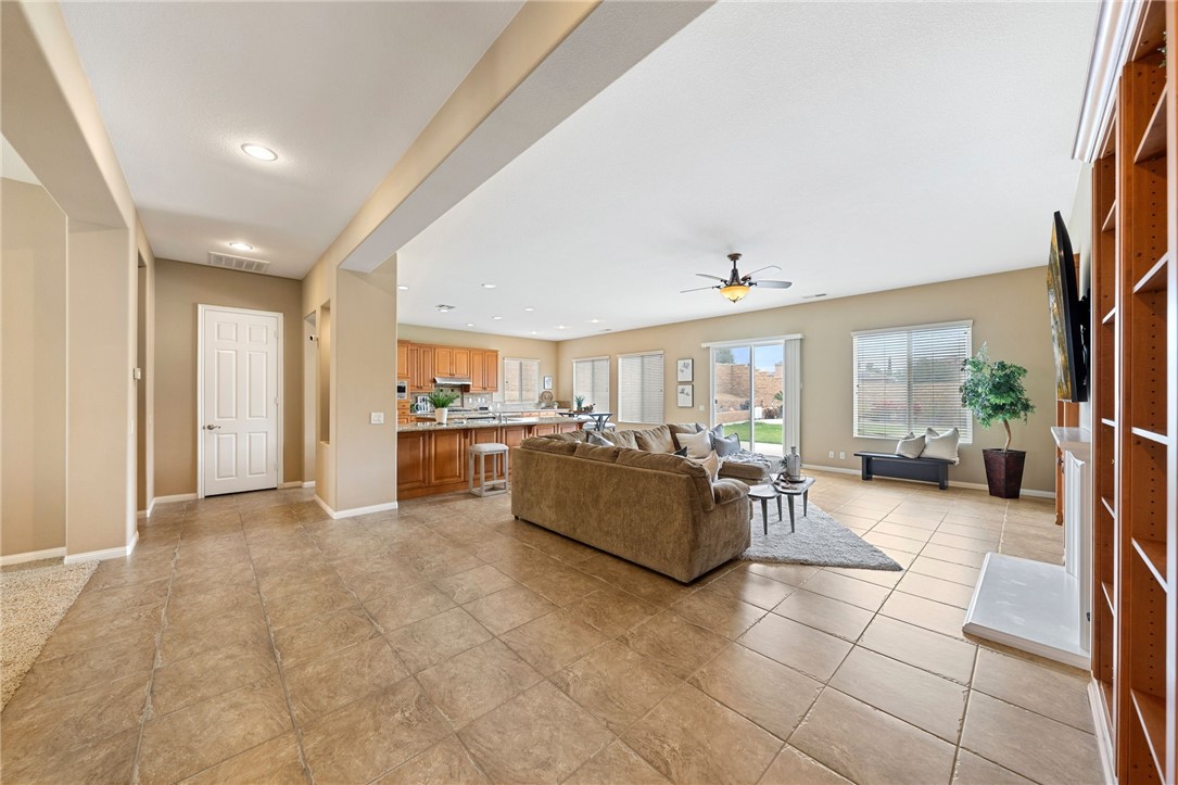 Detail Gallery Image 14 of 42 For 619 Barbre Ln, Corona,  CA 92879 - 4 Beds | 2/1 Baths
