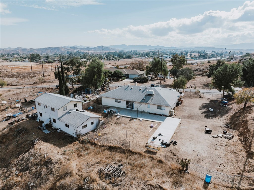 https://media.crmls.org/medias/41818773-3063-4e2a-beff-34fe417cf47f.jpg?preset=X-Large