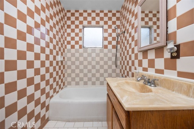 Detail Gallery Image 10 of 28 For 2006 W Wilshire Ave, Santa Ana,  CA 92704 - 3 Beds | 2 Baths