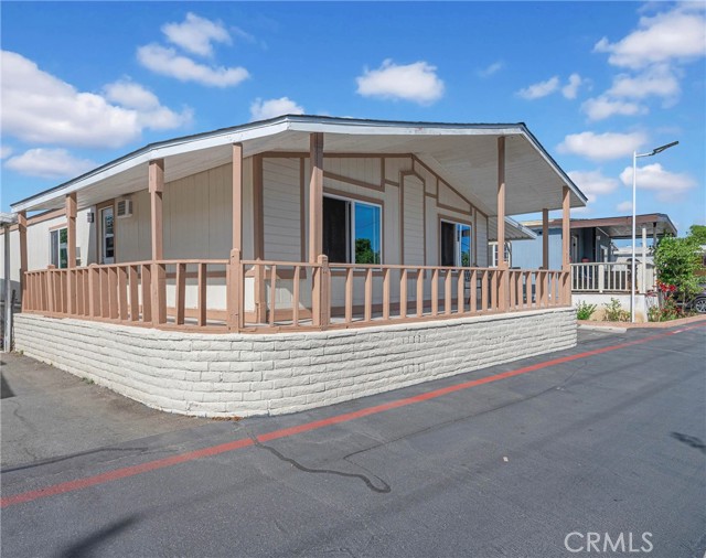 Detail Gallery Image 2 of 6 For 205 Duchess Lane, Santa Ana,  CA 92704 - 4 Beds | 2 Baths