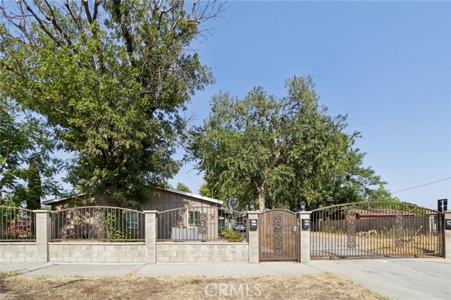 8040 Troost Avenue, North Hollywood CA: https://media.crmls.org/medias/41878867-a3df-4197-9d97-e98beb23ea5c.jpg