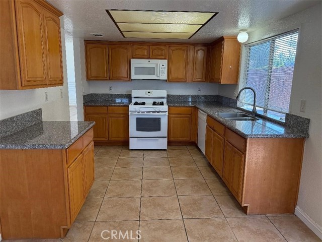 Detail Gallery Image 5 of 13 For 1560 Stillman Ave, Redlands,  CA 92374 - 4 Beds | 2/1 Baths