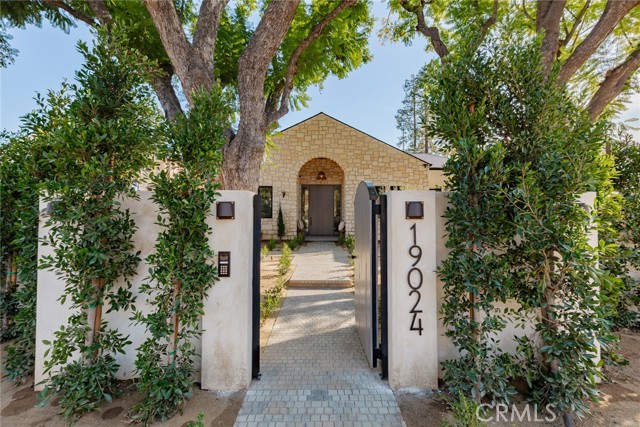 Detail Gallery Image 3 of 62 For 19026 Sprague St, Tarzana,  CA 91356 - 6 Beds | 6/1 Baths