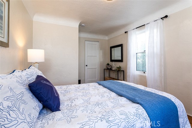130 Claremont Avenue, Long Beach CA: https://media.crmls.org/medias/4191ca3f-c374-4f8a-86f8-3ee8e8be3683.jpg