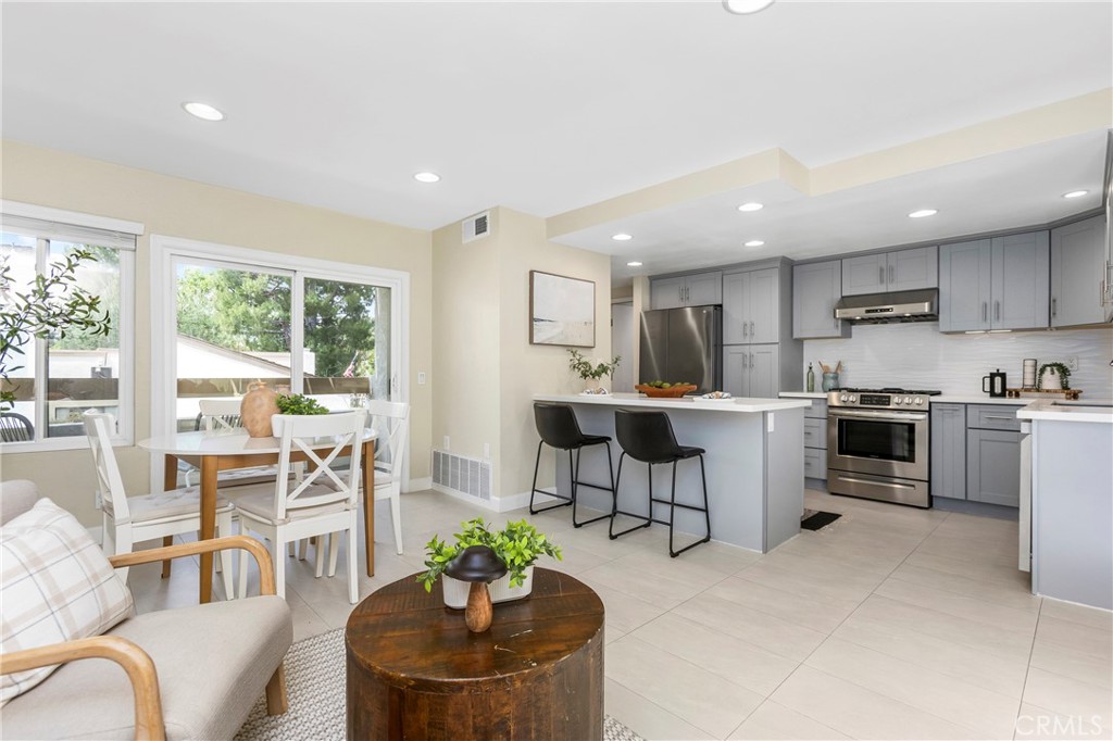 https://media.crmls.org/medias/419378ea-d4c4-4ffe-ae63-ec2abd941e27.jpg?preset=X-Large